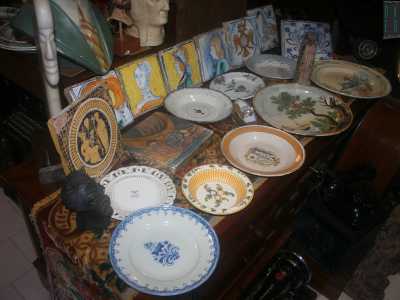 Ci� di cui per� il proprietario va pi� orgoglioso � un set di bellissime e introvabili maioliche che vanno dal 500 al 700, tutte decorate finemente
